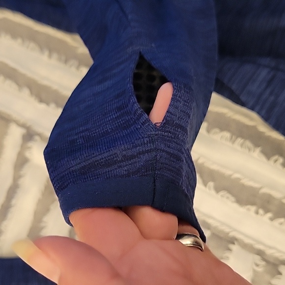 Reebok top with thumb holes size s - Picture 5 of 6